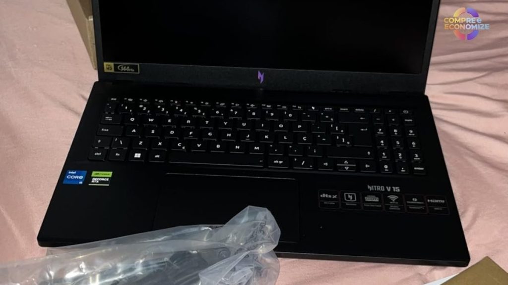 É possível realizar um upgrade de memória RAM no Acer Nitro V15 e qual a capacidade máxima suportada?