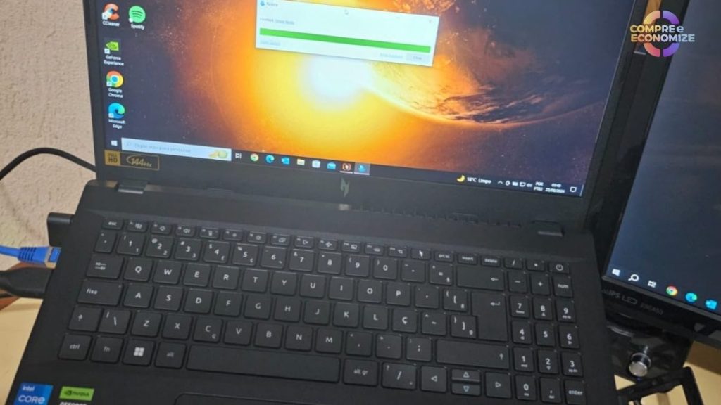 Qual é a frequência máxima e o total de threads que o processador do Acer Nitro V15 pode alcançar?