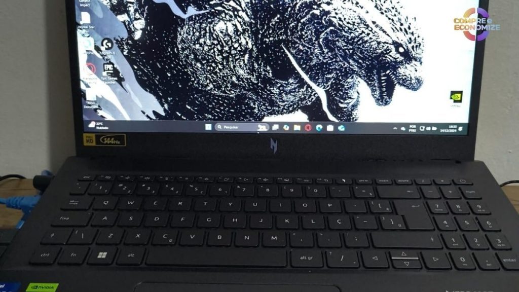Quantos núcleos de performance e de eficiência o processador do Acer Nitro V15 possui?