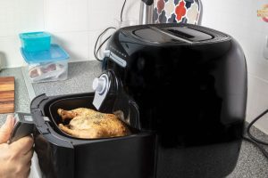 Posso lavar a airfryer com água?